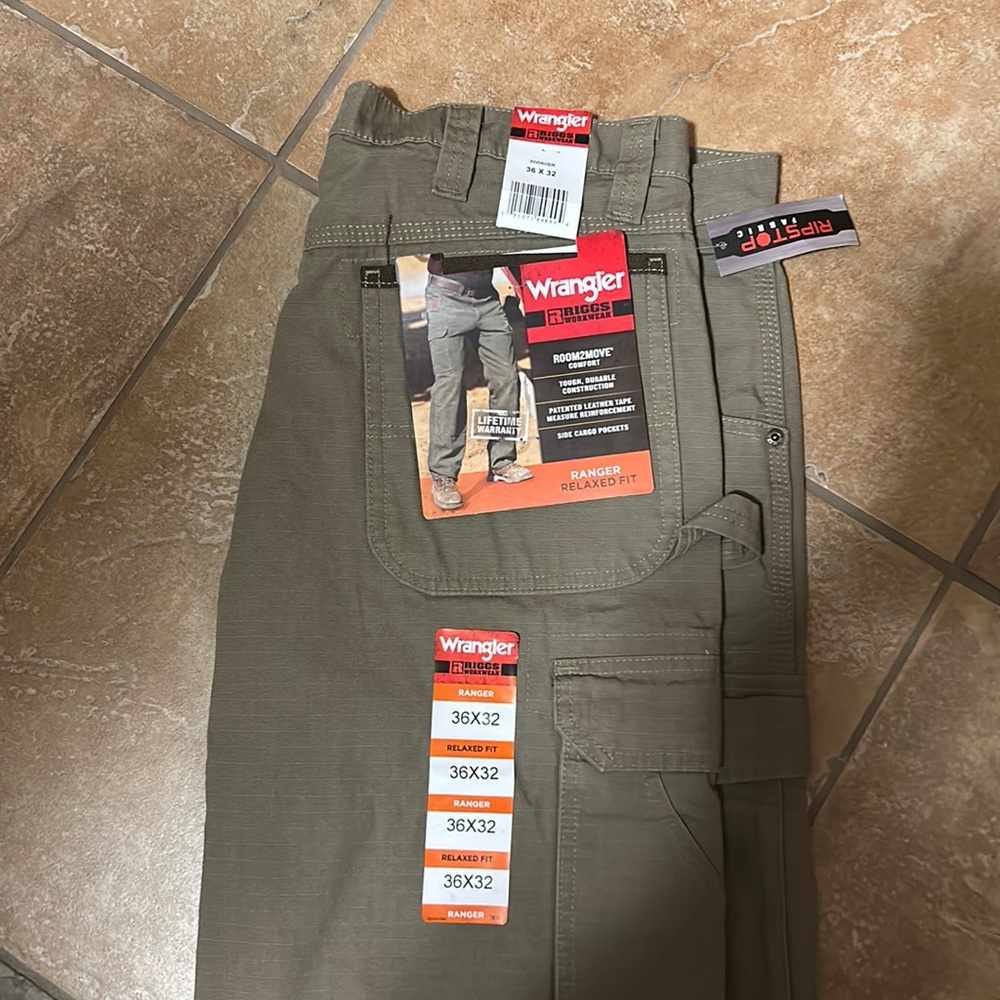 Men’s Wrangler Riggs Workwear Cargo Pants. Deep Khaki in color. NWT